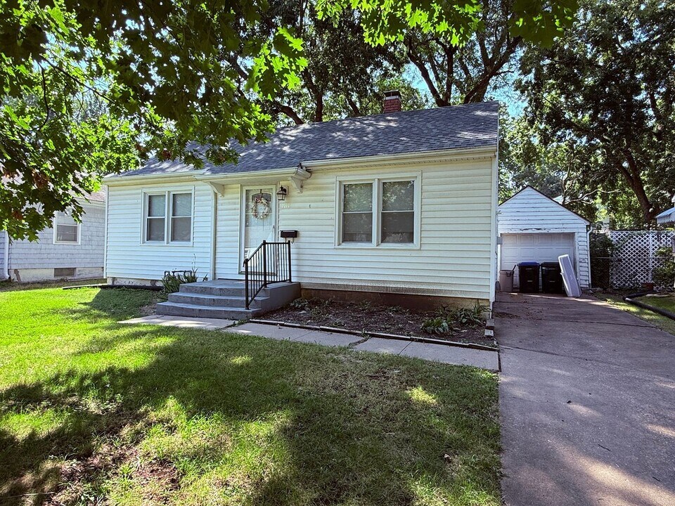 1117 SW Cambridge Ave in Topeka, KS - Building Photo