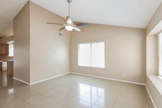 1232 E Utopia Rd in Phoenix, AZ - Foto de edificio - Building Photo