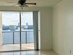 17100 N Bay Rd in Sunny Isles Beach, FL - Foto de edificio - Building Photo