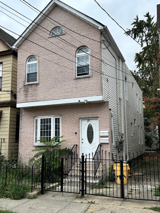 35 Stegman St in Jersey City, NJ - Foto de edificio