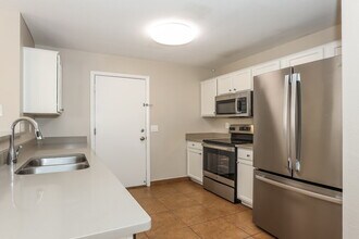 8516 W Elm St in Phoenix, AZ - Foto de edificio - Building Photo