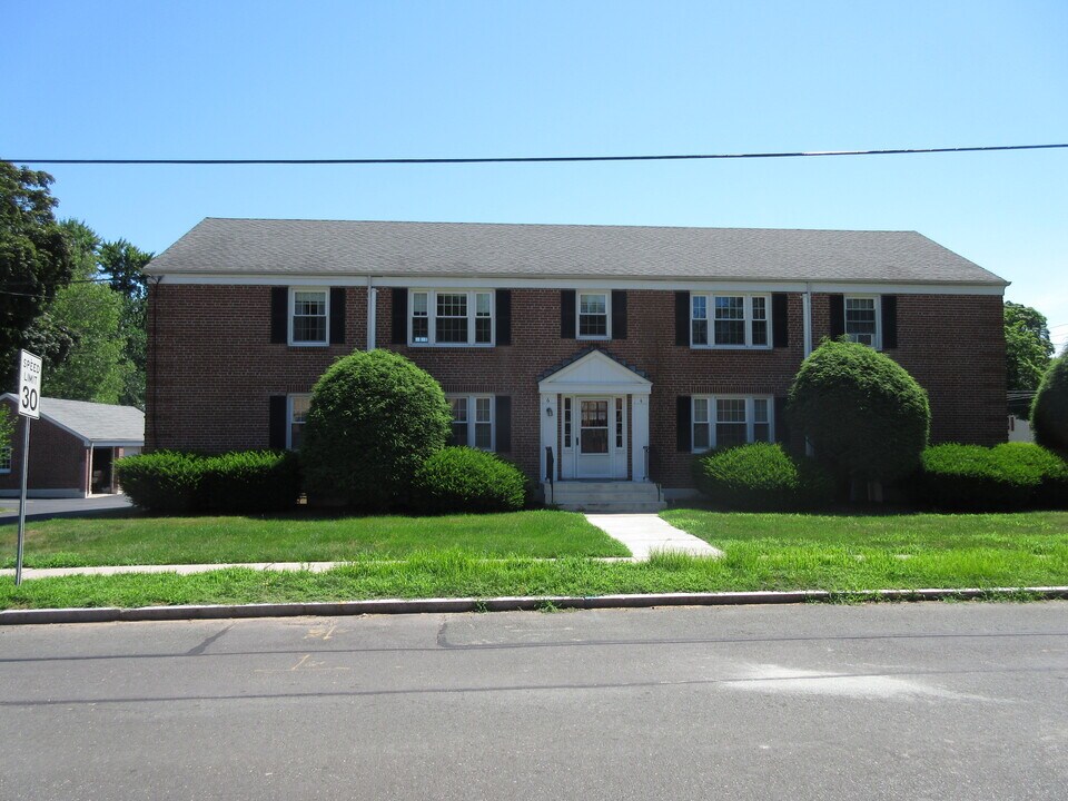 1058 Farmington Ave in West Hartford, CT - Building Photo