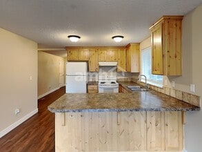 2277 Evergreen Ave NE in Salem, OR - Building Photo - Building Photo