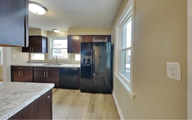 5219 N Newcastle Ave in Chicago, IL - Foto de edificio - Building Photo