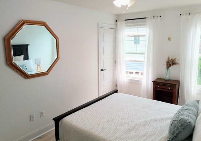 124 Georgianna Aly, Unit Cozy and Bright Apartment in Charlottesville, VA - Foto de edificio - Building Photo