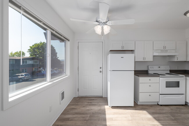 Hidden Court Apartments in Portland, OR - Building Photo - Interior Photo