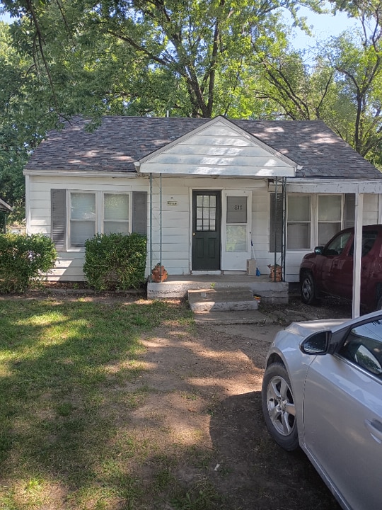 817 E Franklin St in Clinton, MO - Foto de edificio