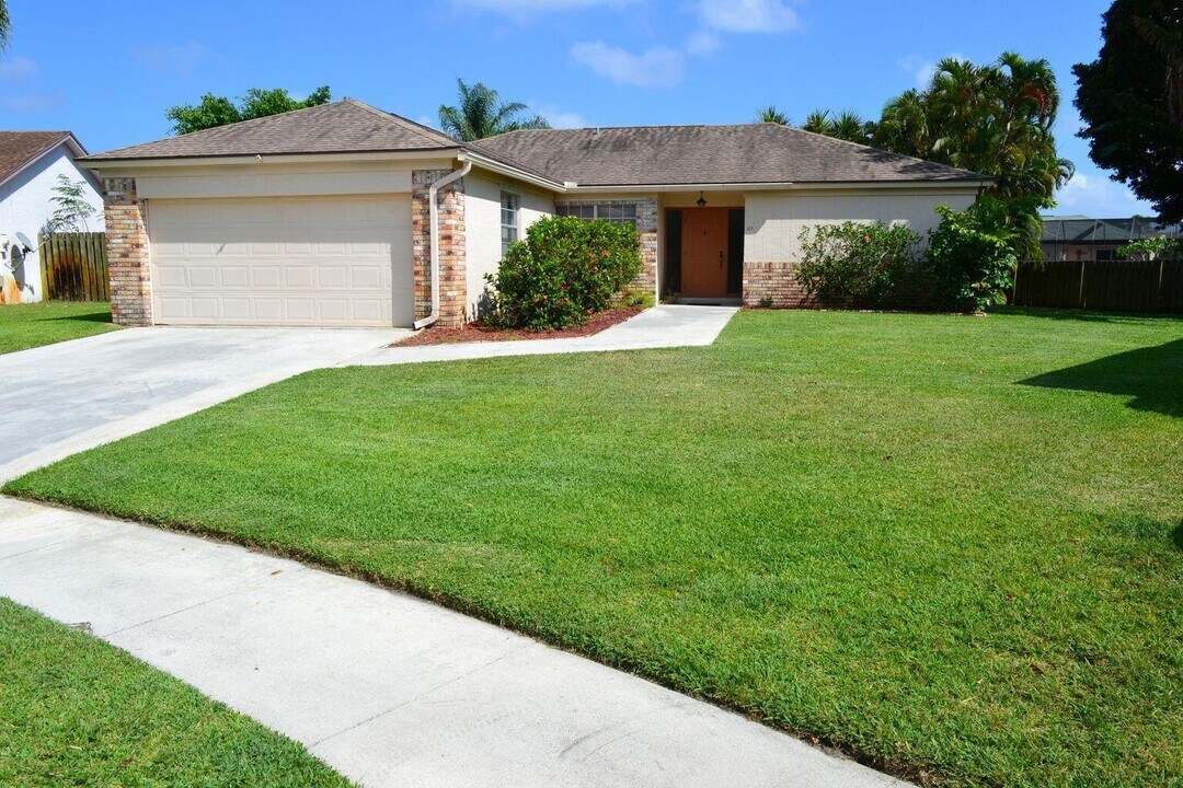 169 Arrowhead Cir in Jupiter, FL - Building Photo
