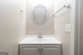 745 Crestwell Cir in Atlanta, GA - Foto de edificio - Building Photo