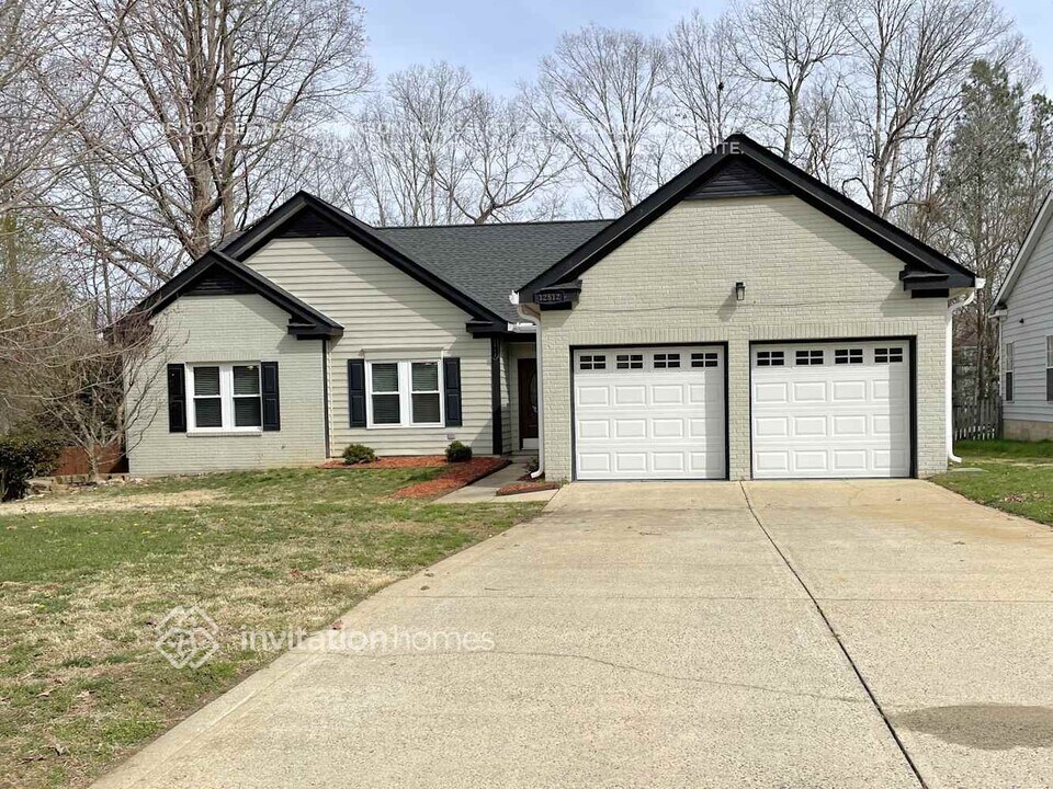 12512 Diamond Dr in Pineville, NC - Foto de edificio