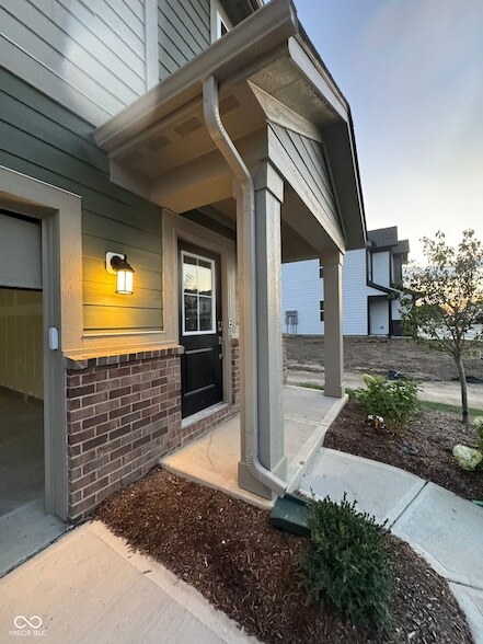 15275 Farrington Rd in Fishers, IN - Foto de edificio - Building Photo