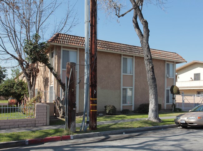 16205 Cornuta Ave in Bellflower, CA - Foto de edificio - Building Photo