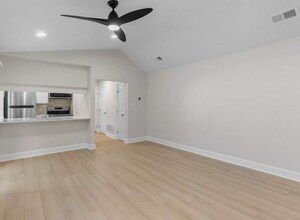 2215 Post Rd in Austin, TX - Foto de edificio - Building Photo