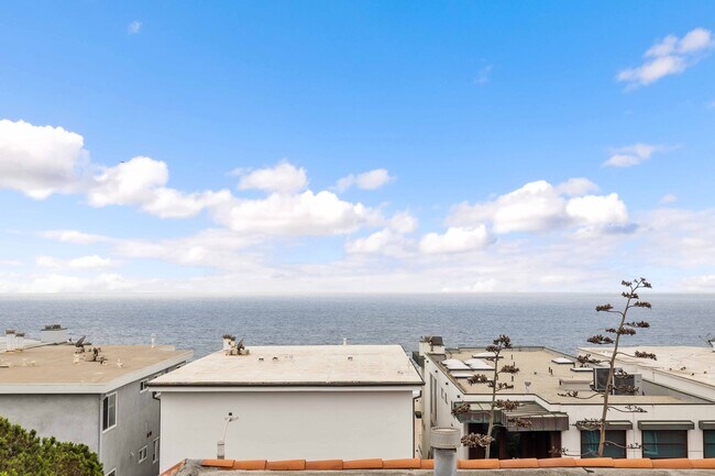 121 Marine Pl in Manhattan Beach, CA - Foto de edificio - Building Photo