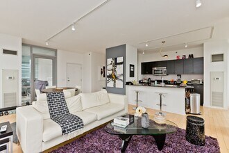 8 E Randolph St in Chicago, IL - Foto de edificio - Building Photo