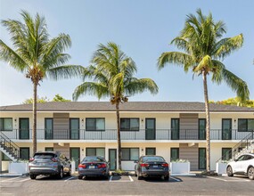 Palm Breeze Luxury Suites in Fort Lauderdale, FL - Building Photo - Primary Photo