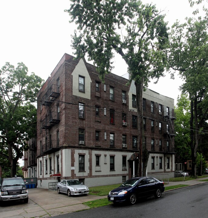 158-16 Sanford Ave in Flushing, NY - Foto de edificio