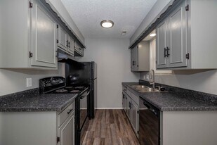 Pine Creek Apartments in Wichita, KS - Building Photo