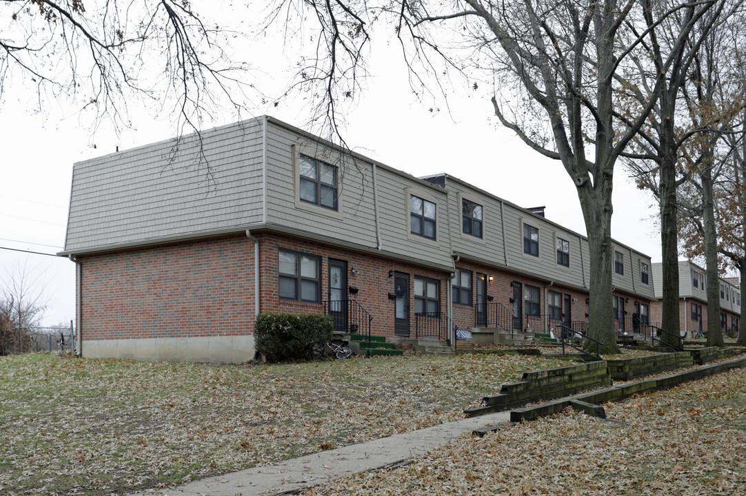 Independence Square Townhouses in Independence, MO - Building Photo