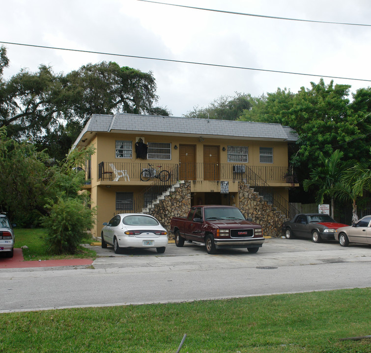 626 NE 64th Ter in Miami, FL - Foto de edificio