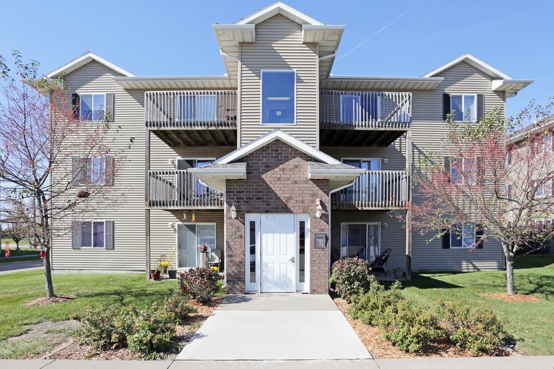 River Ridge 2301-2325 University Drive in Muscatine, IA - Building Photo