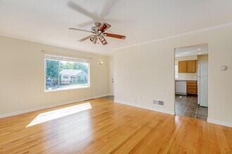 9277 SE Morrison St in Portland, OR - Building Photo - Building Photo