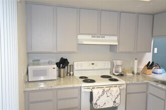 284 Woodlake Wynde in Oldsmar, FL - Building Photo - Building Photo