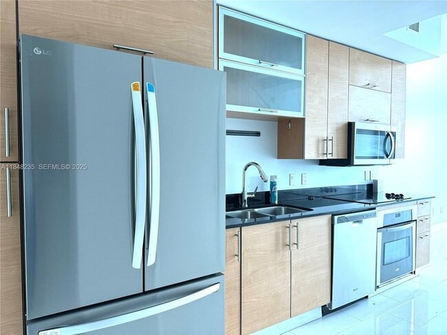 60 SW 13th St, Unit 3408 in Miami, FL - Building Photo - Building Photo