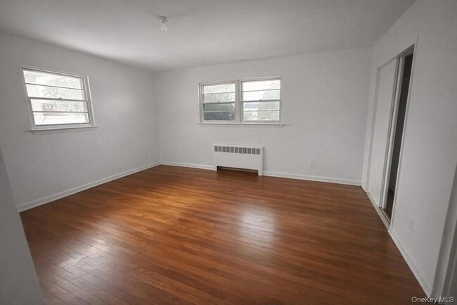 46 Elmira St in Hicksville, NY - Foto de edificio - Building Photo