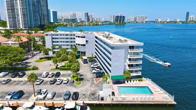 4000 NE 170th St in North Miami Beach, FL - Building Photo - Building Photo