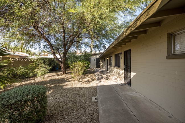 Montecito Apartments in Phoenix, AZ - Building Photo - Building Photo