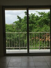 1805 Sans Souci Blvd, Unit 520 in North Miami, FL - Foto de edificio - Building Photo