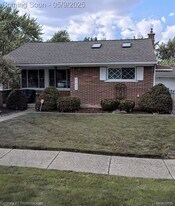 21039 Danbury St in Clinton Township, MI - Building Photo