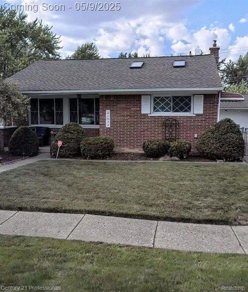 21039 Danbury St in Clinton Township, MI - Building Photo
