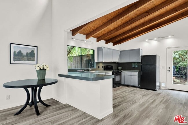 2039 Tuna Canyon Rd in Topanga, CA - Foto de edificio - Building Photo