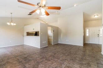 7827 Adelaide Loop in New Port Richey, FL - Foto de edificio - Building Photo