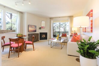 Newport Bluffs Apartment Village in Newport Beach, CA - Foto de edificio - Building Photo