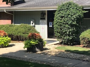 Idyllwild Apartments in Darien, IL - Foto de edificio - Building Photo