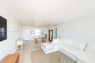 9101 E Bay Harbor Dr in Bay Harbor Islands, FL - Building Photo - Building Photo