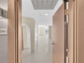 17301 Biscayne Blvd in North Miami Beach, FL - Building Photo - Building Photo