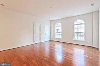 13652 Endeavour Dr in Herndon, VA - Building Photo - Building Photo