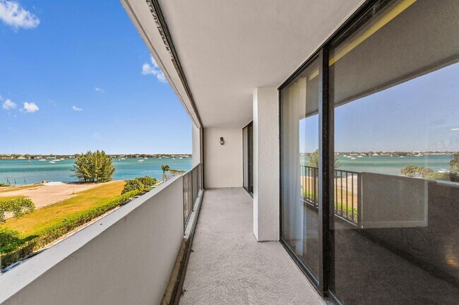 5600 N Flagler Dr, Unit 5060 in West Palm Beach, FL - Building Photo - Building Photo