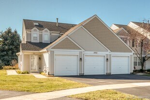2932 Bartlett Ct in Naperville, IL - Building Photo