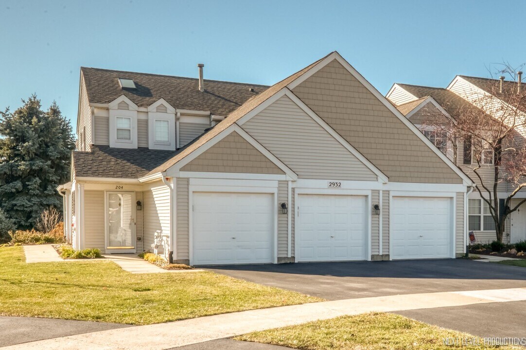 2932 Bartlett Ct in Naperville, IL - Building Photo