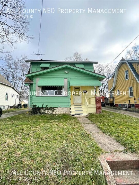 627 Roscoe Ave in Akron, OH - Foto de edificio