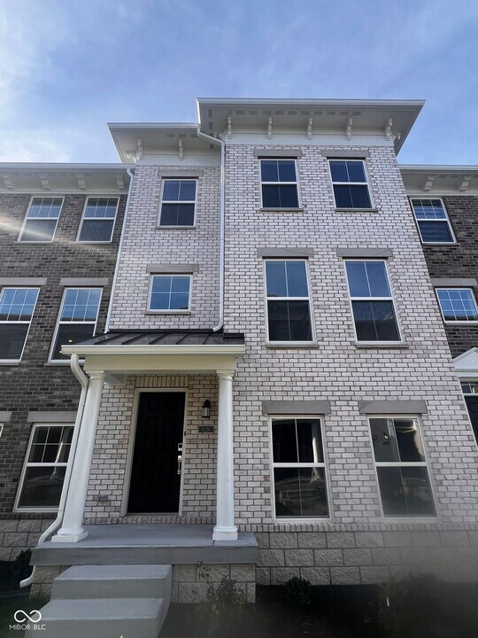 9326 Somerford Dr in Fishers, IN - Building Photo