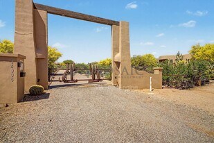 14006 E Mark Ln in Scottsdale, AZ - Building Photo
