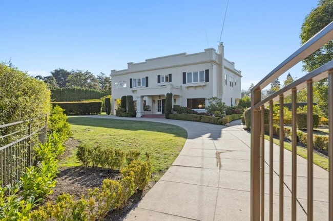 715 Brewer Dr in Hillsborough, CA - Building Photo - Building Photo