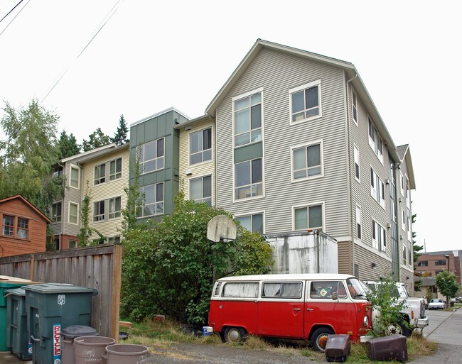 26 W Dravus St in Seattle, WA - Building Photo - Building Photo