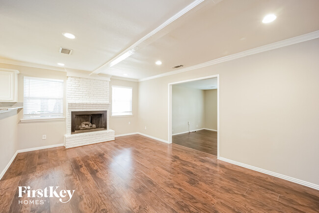 2906 Meadow Green Dr in Farmers Branch, TX - Foto de edificio - Building Photo